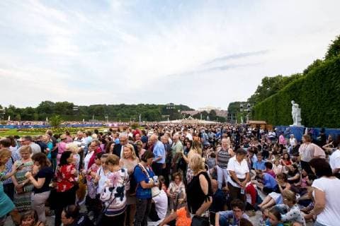 Vienna 31 05 2018 Schoenbrunn he Palace Park Vienna AUT Summer Night Concert of the Vienna Philharmonic in the picture Spectators in front of the Gloriette Visitors in front of the Gloriette during the summer concert concert of the Vienna Philharmonic Orchestra at the Schoenbrunn Palace Vienna Austria on 2018 05 31  EX_PUC