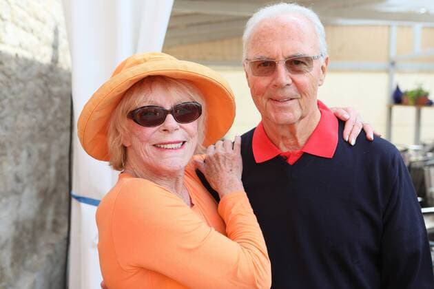 Entertainment Themen der Woche KW22 Entertainment Bilder des Tages Elke Sommer während eines Golfturniers in Mühlberg Mit Fußballer Franz Beckenbauer *** Elke Sommer during a golf tournament in Mühlberg with footballer Franz Beckenbauer