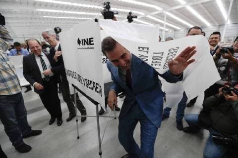 June 1 2018 EUM20180601POL02 JPG CITY OF MEXICO ElectionsElecciones Boletas Lorenzo Cordova presiding counselor of the National Electoral Institute tests the voting booths that will be used in the next elections and gives the exit signal to a convoy of 24 trucks that will distribute the first delivery of electoral ballots in the country this June 1, 2018 Photo Agency EL UNIVERSALLuis CortesEELG  - ZUMAu78_ 20180601_zaf_u78_513 Copyright: xElxUniversalx