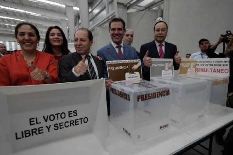 June 1 2018 EUM20180601POL03 JPG CITY OF MEXICO ElectionsElecciones Boletas Lorenzo Cordova blue jacket adviser president of the National Electoral Institute shows the polls that will be occupied during the next elections within a month in a tour with the press on June 1, 2018 Councilors accompany him Adriana Favela Dania Paola Ravel Marco Antonio Banos Ciro Murayama Photo Agency EL UN  - ZUMAu78_ 20180601_zaf_u78_514 Copyright: xElxUniversalx
