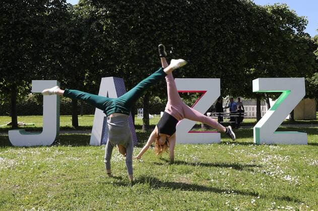 Entertainment Bilder des Tages MOSCOW, RUSSIA - JUNE 2, 2018: People do cartwheels as they attend the 15th Usadba Jazz festival at the Arkhangelskoye Museum Estate. Mikhail Tereshchenko TASS  TS08248B