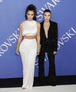 Entertainment Themen der Woche KW23 Entertainment Bilder des Tages Kim Kardashian West and Kourtney Kardashian arrive on the red carpet at the 2018 CFDA Fashion Awards at Brooklyn Museum on June 4, 2018 in New York City.  NYP20180604191 JOHNxANGELILLO