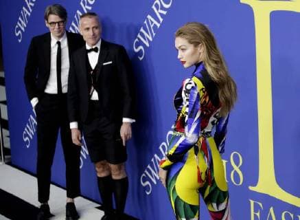 Entertainment Themen der Woche KW23 Entertainment Bilder des Tages Gigi Hadid arrive on the red carpet at the 2018 CFDA Fashion Awards at Brooklyn Museum on June 4, 2018 in New York City.  NYP20180604206 JOHNxANGELILLO
