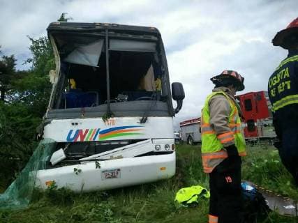 (180605) -- OTTAWA, June 5, 2018 () -- Rescuers work at the site of a traffic accident where one Chinese was killed and 34 others wounded in eastern Ontario, Canada, on June 4, 2018. () (zjl) CANADA-OTTAWA-CHINA-TRAFFIC ACCIDENT Xinhua 
