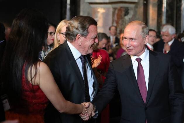 News Themen der Woche KW23 Bilder des Tages VIENNA, AUSTRIA - JUNE 5, 2018: Former Chancellor of the Federal Republic of Germany, Chairman of the Shareholdersâ€™ Committee at Nord Stream AG, Gerhard Schroder (C front), and Russia s President Vladimir Putin (R) at an exhibition of paintings by old masters from the collections of St Petersburg s State Hermitage Museum at Vienna s Kunsthistorisches Museum. Mikhail Klimentyev Russian Presidential Press and Information Office TASS  TS082BE9