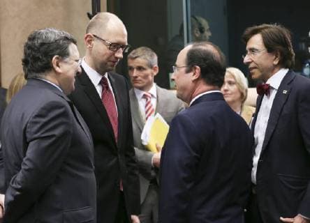 - BRUSSELS, BELGIUM: Commission Chairman Jose Manuel Barroso, Ukrainian Prime Minister Arseniy Yatsenyuk, French President Francois Hollande and Prime Minister Elio Di Rupo pictured during the signature of an agreement with Ukraine on the second day of the EU summit of heads of state and government, at the EU headquarters in Brussels, Friday 21 March 2014. POOLxOLIVIERxHOSLET  x56306091x