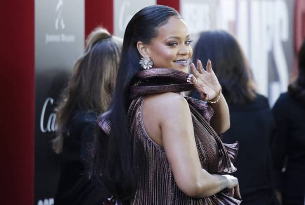 Entertainment Themen der Woche KW23 Entertainment Bilder des Tages Rihanna waves when she arrives on the red carpet at the Ocean s 8 World Premiere at Alice Tully Hall on June 5, 2018 in New York City.  NYP20180605252 JOHNxANGELILLO