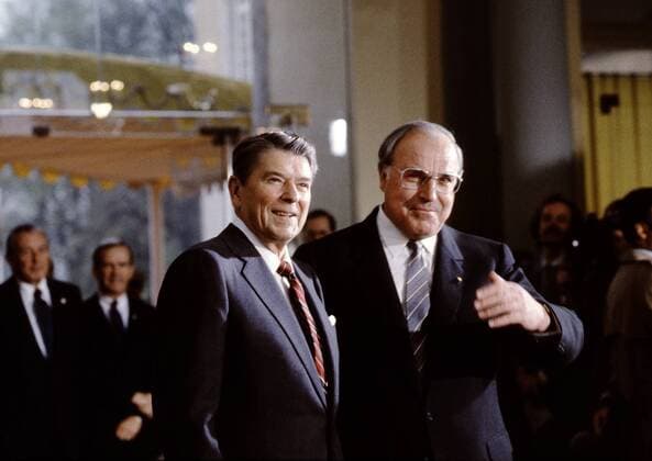G 7 Summit Bonn 1985 G 7 Summit in Bonn 1985 Ronald Reagan President of the United States of America and Federal Chancellor Helmut Kohl Bonn North Rhine-Westphalia Germany Palais Schaumburg
