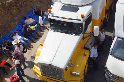 June 6, 2018 - EUM20180606ACT04.JPG.OAXACA DE JUÃREZ, Oax., Protes Protesta-CNTE.- Integrantes de la Seccion 22 de la Coordinadora Nacional de Trabajadores de la Educacion (CNTE), bloquean la salida de Oaxaca, este 6 de junio de 2018. Foto: Agencia EL UNIVERSAL MAR.  - ZUMAu78_ 20180606_zaf_u78_545 Copyright: xEdwinxHernandezx