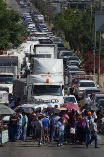 June 6, 2018 - EUM20180606ACT03.JPG.OAXACA DE JUÃREZ, Oax., Protes Protesta-CNTE.- Integrantes de la Seccion 22 de la Coordinadora Nacional de Trabajadores de la Educacion (CNTE), bloquean la salida de Oaxaca, este 6 de junio de 2018. Foto: Agencia EL UNIVERSAL MAR.  - ZUMAu78_ 20180606_zaf_u78_546 Copyright: xEdwinxHernandezx