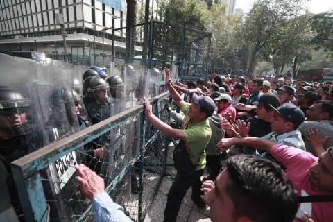 June 6, 2018 - EUM20180606NAC05.JPG.CIUDAD DE MEXICO.- Protest Protesta-CNTE.- 6 de junio 2018.- Miembros de la Coordinadora Nacional de Trabajadores de la Educacion (CNTE) que protestan frente a la Embajada de Estados Unidos en Mexico y granaderos de la Secretaria de Seguridad Publica capitalina se enfrentaron frente a las vallas metalicas que resguardan el recinto. Foto: Agencia EL UNIVERSAL RCC.  - ZUMAu78_ 20180606_zaf_u78_601 Copyright: xAlejandraxLeyvax