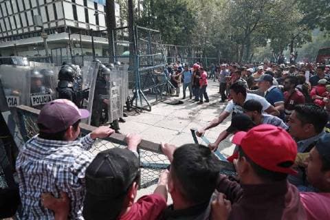June 6, 2018 - EUM20180606NAC06.JPG.CIUDAD DE MEXICO.- Protest Protesta-CNTE.- 6 de junio 2018.- Miembros de la Coordinadora Nacional de Trabajadores de la Educacion (CNTE) que protestan frente a la Embajada de Estados Unidos en Mexico y granaderos de la Secretaria de Seguridad Publica capitalina se enfrentaron frente a las vallas metalicas que resguardan el recinto. Foto: Agencia EL UNIVERSAL RCC.  - ZUMAu78_ 20180606_zaf_u78_602 Copyright: xAlejandraxLeyvax