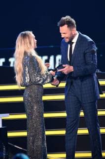 CMT Music Awards 2018. 06 June 2018 - Nashville, Tennessee - Carrie Underwood, Joel McHale. 2018 CMT Music Awards held at Bridgestone Arena. Photo Credit: Laura Farr AdMedia 227215 2018-06-06 TN Nashville Etats-Unis  Copyright: xLauraxFarr AdMediax STAR_227215_013