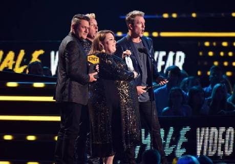 June 6, 2018 - Nashville, TN, U.S. - 06 June 2018 - Nashville, Tennessee - Chrissy Metz, Joe Don Rooney, Jay DeMarcus, Gary LeVox, Rascal Flatts. 2018 CMT Music Awards held at Bridgestone Arena. Photo Credit: Laura Farr AdMedia Nashville U.S. - ZUMAa123 20180606_zaa_a123_398 Copyright: xLauraxFarrAdmediax
