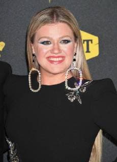 June 6, 2018 - Nashville, TN, U.S. - 06 June 2018 - Nashville, Tennessee - Kelly Clarkson. 2018 CMT Music Awards held at Bridgestone Arena. Photo Credit: Laura Farr AdMedia Nashville U.S. - ZUMAa123 20180606_zaa_a123_458 Copyright: xLauraxFarrAdmediax