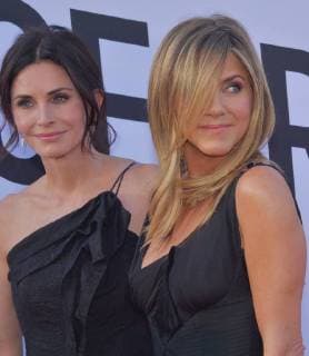 Actresses Courtney Cox (L) and Jennifer Aniston arrive for American Film Institute s 46th annual Life Achievement Award tribute gala to actor George Clooney at the Dolby Theatre in the Hollywood section of Los Angeles on June 7, 2018.  LAP2018060761 JIMxRUYMEN