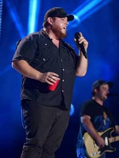 June 8, 2018 - Nashville, Tennessee, U.S. - 08 June 2018 - Nashville, Tennessee - Luke Combs. 2018 CMA Fest Nightly Concert held at Nissan Stadium. Photo Credit: AdMedia Nashville U.S. - ZUMAa123 20180608_zaa_a123_489 Copyright: xLauraxFarrx