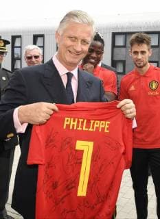 Entertainment Themen der Woche KW23 Bilder des Tages King Philippe - Filip of Belgium poses with a Red Devils shirt during a visit of the King to a training session of the Belgian national soccer team Red Devils, Saturday 09 June 2018, in Tubize. The Red Devils started their preparations for the upcoming FIFA World Cup 2018 in Russia.  POOLxPHILIPPExCROCHET 05361504
