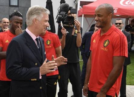King Philippe - Filip of Belgium and Belgium s Vincent Kompany pictured during a visit of the King to a training session of the Belgian national soccer team Red Devils, Saturday 09 June 2018, in Tubize. The Red Devils started their preparations for the upcoming FIFA World Cup 2018 in Russia.  POOLxPHILIPPExCROCHET 05361520
