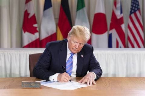 June 9, 2018 - La Malbaie, QC, Canada - LA MALBAIE , QC - JUNE 08 & 09: President Donald J. Trump signs the G7 Scroll on Saturday, June 9, 2018, at the Fairmont Le Manoir Richelieu in Charlevoix, Quebec, Canada..People: President Donald Trump. La Malbaie Canada - ZUMAs214 20180609_zaa_s214_004 Copyright: xSMGx