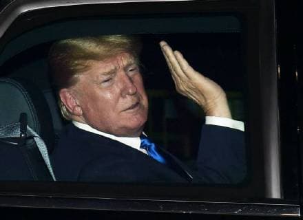 News Themen der Woche KW23 News Bilder des Tages Trump in Singapore U.S. President Donald Trump waves to the crowd after arriving in Singapore on June 10, 2018. 