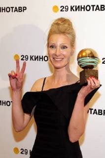 SOCHI, RUSSIA - JUNE 10, 2018: Actress Anna Slyu holds her Best Actress award for the film Jump Man at the closing ceremony of the 29th Kinotavr Film Festival. Vyacheslav Prokofyev TASS  TS0836B7