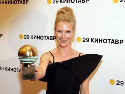 SOCHI, RUSSIA - JUNE 10, 2018: Actress Anna Slyu holds her Best Actress award for the film Jump Man at the closing ceremony of the 29th Kinotavr Film Festival. Vyacheslav Prokofyev TASS  TS0836B8