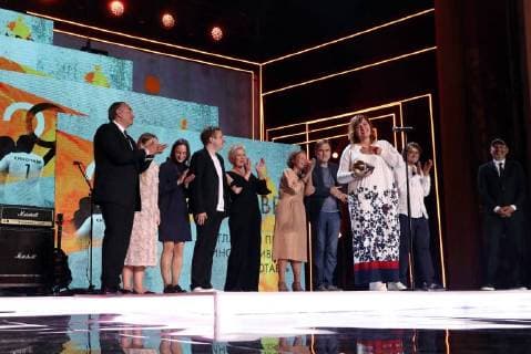 SOCHI, RUSSIA - JUNE 10, 2018: Director Natalia Meshchaninova (front), the winner of the Kinotavr Main Prize for the film Core of the World, at the closing ceremony of the 29th Kinotavr Film Festival. Vyacheslav Prokofyev TASS  TS0836E8