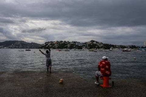 General view of the temporary impact on the port area of Acapulco, rains that hit part of the country in the wake of Hurricane Bud, in the state of Guerrero, Mexico, 11 June 2018. The National Meteorological Service (SMN) reported Hurricane Bud strengthened in the last hours over the Pacific Ocean to reach category 3 on the Saffir-Simpson scale as it approaches Mexican coasts, causing storms in western and southwestern states of Mexico. In its report of 07.15 local time (12.15 GMT), the SMN indicated that Bud was 380 kilometers southwest of Manzanillo, western state of Colima, and was moving northwest at 17 kilometers per hour. Hurricane Bud reaches category 3 as it approaches Mexican coasts !ACHTUNG: NUR REDAKTIONELLE NUTZUNG!  Copyright: xDavidxGuzmanx MEX012 20180611-636643331601894400