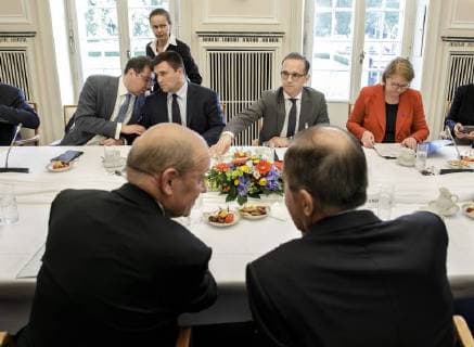 Treffen der Aussenminister des Normandie-Formates Deutschland-Frankreich-Russland-Ukraine in Berlin. Bundesaussenminister Heiko Maas, SPD, und Aussenminister der Ukraine, Pawlo Klimkin, vorne der Aussenminister von Frankreich, Jean-Yves Le Drian (l) und Sergej Lawrow, (R) Aussenminister von Russland.11.06.2018 Berlin Deutschland *** Meeting of Foreign Ministers of the Normandy Format Germany France Russia Ukraine in Berlin Federal Foreign Minister Heiko Maas SPD and Foreign Minister of Ukraine Pavlo Klimkin in front of the Foreign Minister of France Jean Yves Le Drian l and Sergei Lavrov R Foreign Minister of Russia 11 06 2018 Berlin Germany Copyright: xThomasxImo photothek.netx
