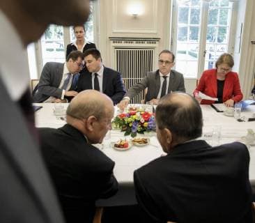 Treffen der Aussenminister des Normandie-Formates Deutschland-Frankreich-Russland-Ukraine in Berlin. Bundesaussenminister Heiko Maas, SPD, und Aussenminister der Ukraine, Pawlo Klimkin, vorne der Aussenminister von Frankreich, Jean-Yves Le Drian (l) und Sergej Lawrow, (R) Aussenminister von Russland.11.06.2018 Berlin Deutschland *** Meeting of Foreign Ministers of the Normandy Format Germany France Russia Ukraine in Berlin Federal Foreign Minister Heiko Maas SPD and Foreign Minister of Ukraine Pavlo Klimkin in front of the Foreign Minister of France Jean Yves Le Drian l and Sergei Lavrov R Foreign Minister of Russia 11 06 2018 Berlin Germany Copyright: xThomasxImo photothek.netx