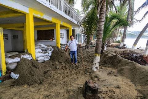 A merchant removes sand from inside his store on the shores of the port of Acapulco, Mexico, 11 June 2018. Hurricane Bud remains in category 3 with winds of 195 kilometers and gusts of 240 kilometers per hour that keeps under surveillance the coasts of several Mexican states of the Pacific, reported today the National Meteorological Service (SMN). Hurricane Bud remains in category 3 and affects Mexican coasts !ACHTUNG: NUR REDAKTIONELLE NUTZUNG!  Copyright: xDavidxGuzmanx MEX63 20180612-636643717773171357