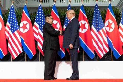 News Themen der Woche KW24 News Bilder des Tages U.S. President Donald Trump shakes hands with North Korean leader Kim Jong Un on June 12, 2018, at Singapore s Capella Hotel in what is the first meeting between a sitting U.S. president and a North Korean leader. White House  WAX2018061207 SHEALAHxCRAIGHEAD