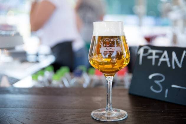 Buende Germany 09 06 2018 2 Buender Craftbeer and Foodtruck Festival Craftbeer Louis Barre Imperial from the Luebbecker private brewery Barre Bräu Braeu Buende Nordrhein Westfalen Germany Steinmeisterpark