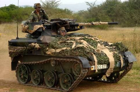 Ein Schuetzenpanzer des Typ Wiesel der Bundeswehr befaehrt am Montag (22.8.2005) den Truppenuebungsplatz bei der Graf-Heaseler-Kaserne der Bundeswehr im saarlaendischen Lebach. *** A Schuetzenpanzer of the type weasel of the Bundeswehr is on Monday 22 8 2005 the training area at the Count Heaseler barracks of the Bundeswehr in Lebach, Saarland