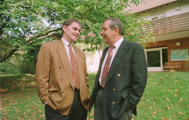 Klaus Töpfer und Saar-CDU-Chef Peter Müller im Garten von Töpfers Privathaus in Saarbrücken am Freitag (30.9.1994). *** Klaus Töpfer and Saar CDU chief Peter Müller in the garden of Töpfers private home in Saarbrücken on Friday 30 9 1994 Toepfer3009941.jpg