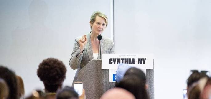 Cynthia Nixon macht Wahlkampf für das Amt als Gouverneurin von New York June 13, 2018 - New York, NY, U.S - CYNTHIA NIXON, Democratic candidate for New York State Governor, campaigning at the Borough of Manhattan Community College (BMCC) in New York City on June 13, 2018 New York U.S. - ZUMAb161 20180613_zap_b161_013 Copyright: xMichaelxBrochsteinx