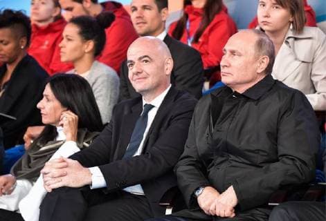 News Bilder des Tages MOSCOW, RUSSIA â€“ JUNE 13, 2018: Russia s President Vladimir Putin and FIFA President Gianni Infantino (R-L) watch a concert by opera stars ahead of the 2018 FIFA World Cup, at Moscow s Red Square. Alexei Nikolsky Russian Presidential Press and Information Office TASS  TS083F6B