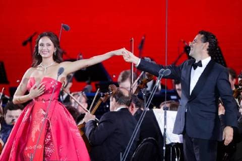 MOSCOW, RUSSIA â€“ JUNE 13, 2018: Russian soprano Aida Garifullina (L) and Peruvian tenor Juan Diego Florez perform during concert by opera stars ahead of the 2018 FIFA World Cup, at Moscow s Red Square. Mikhail Metzel TASS  TS083FE4