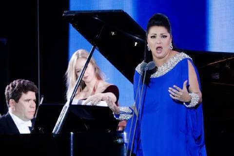 MOSCOW, RUSSIA â€“ JUNE 13, 2018: Russian pianist Denis Matsuev (L) and Russian soprano Anna Netrebko perform during concert by opera stars ahead of the 2018 FIFA World Cup, at Moscow s Red Square. Mikhail Metzel TASS  TS083FEE
