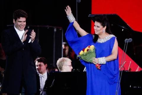MOSCOW, RUSSIA â€“ JUNE 13, 2018: Russian pianist Denis Matsuev (L) and Russian soprano Anna Netrebko perform during concert by opera stars ahead of the 2018 FIFA World Cup, at Moscow s Red Square. Mikhail Metzel TASS  TS083FF0