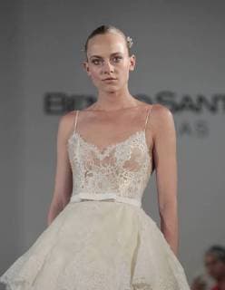 A model presents a creation by Mexican designer Benito Santos during the Mexico Bridal Fashion By Vogue wedding dress parade in Mexico City, Mexico, 13 June 2018. Mexico Bridal Fashion By Vogue 2018 !ACHTUNG: NUR REDAKTIONELLE NUTZUNG!  Copyright: xMARIOxGUZMANx MEX20 20180613-636645296742142279