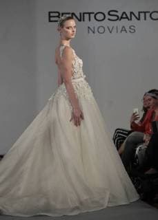 A model presents a creation by Mexican designer Benito Santos during the Mexico Bridal Fashion By Vogue wedding dress parade in Mexico City, Mexico, 13 June 2018. Mexico Bridal Fashion By Vogue 2018 !ACHTUNG: NUR REDAKTIONELLE NUTZUNG!  Copyright: xMARIOxGUZMANx MEX20 20180613-636645297355267262