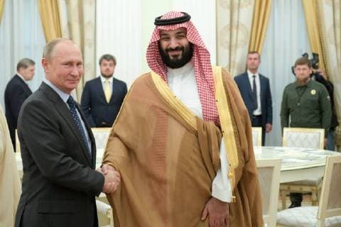 News Themen der Woche KW24 News Bilder des Tages MOSCOW, RUSSIA â€“ JUNE 14, 2018: Russia s President Vladimir Putin (L) shakes hands with Saudi Arabia s Crown Prince Mohammed Bin Salman Al Saud during talks at the Moscow Kremlin. Alexei Druzhinin Russian Presidential Press and Information Office TASS  TS0841CE