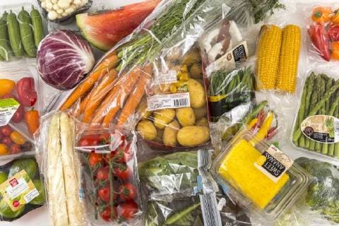 IMAGO Nature: Unsere Erde, Umweltverträgliche Herausforderungen des 21. Jahrhunderts, Plastik Frische Lebensmittel, Gemüse, Obst, jeweils, einzeln in Plastikfolie verpackt, alle Lebensmittel gibt es im gleichen Supermarkt auch ohne Kunststoffverpackung, *** Fresh food Vegetable fruit each individually packed in plastic wrap All food is available in the same supermarket even without plastic packaging