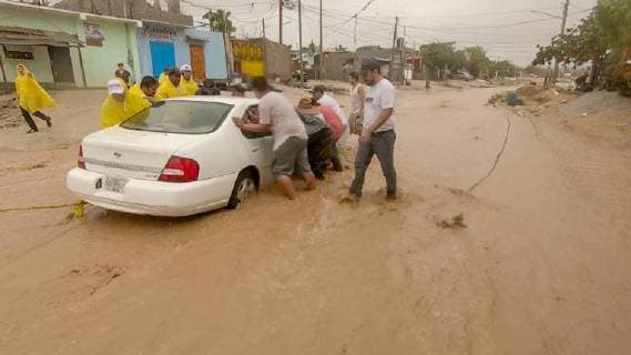 News Bilder des Tages Several people try to push a stuck car after the passage of the tropical storm Bud in San Jose del Cabo, in the state of Baja California Sur, Mexico, 14 June 2018. Tropical Storm Bud hit today the tourist strip of Cabo San Lucas with a strong swell and intense rains, that affect great part of the northwest of Mexico, informed Civil Protection authorities. Tropical Storm Bud Impacts Tourist Zone in Northwest Mexico !ACHTUNG: NUR REDAKTIONELLE NUTZUNG!  Copyright: xJorgexCastanedax MEX61 20180615-636646323085861619