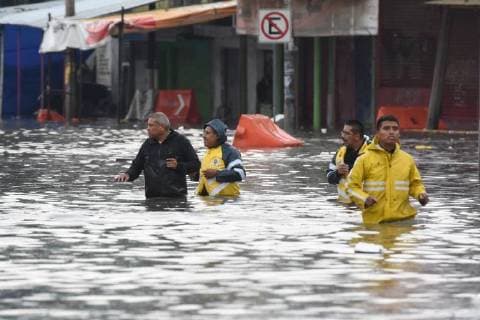 Transit and Civil Protection elements support public transport users to evacuate them from flooded areas due to the passage of Tropical Storm Bud, in Mexico City, Mexico, 14 June 2018. Tropical Storm Bud hit today the tourist strip of Cabo San Lucas, Mexican state of Baja California Sur, with a strong swell and intense rains, that affect great part of the northwest of Mexico, including the Mexican capital, informed Civil Protection authorities. Tropical Storm Bud Impacts Northwest Mexico s Tourist Zone and affects the Capital City !ACHTUNG: NUR REDAKTIONELLE NUTZUNG!  Copyright: xSTRx MEX63 20180615-636646357162964193