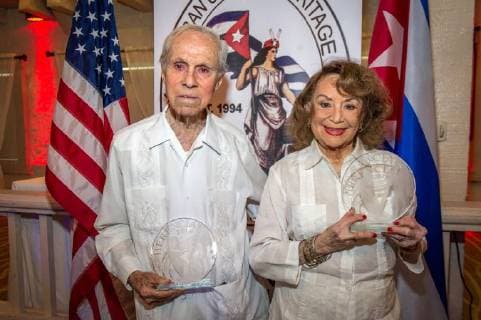 Entertainment Themen der Woche KW24 Entertainment Bilder des Tages Cuban poet, journalist and proffessor Angel Cuadra (L), current President of Honor of the PEN Club of Cuban writers at the exile, and Cuban writer Delia Fiallo (R), receive the Herencia 2018 award granted by the organization Herencia Cultural Cubana , in Miami, Florida, United States, 16 June 2018. Herencia 2018 Award in Miami !ACHTUNG: NUR REDAKTIONELLE NUTZUNG!  Copyright: xGiorgioxVierax MIA01 20180616-636647815191281266