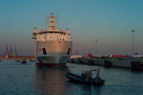 Valencia: italienisches Schiff Dattilo mit 274 Flüchtlingen im Hafen angekommen - Welcoming the Dattilo from the italian coast guard - 17 06 2018 - Spain Valencia (Spain) - Welcoming and docking the Dattilo from the italian coast guard in the port of Valencia. 274 migrants and refugees are on board and where part of the rescue mission on the Aquarius boat from SOSMED.  PierrexBerthuelx xLexPictorium LePictorium_0183259