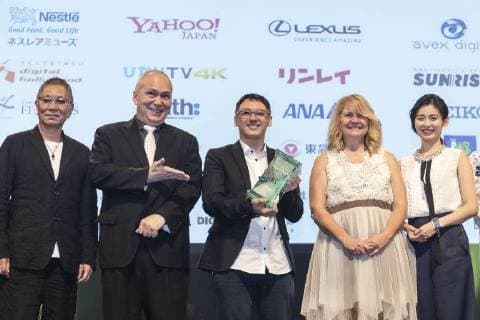 Singaporean director Yee Wei Chai (C) receives the Grand Prix (George Lucas Award) for his film Benjamin s Last Day At Katong Swimming Complex during the Short Shorts Film Festival & Asia 2018 (SSFF) Award Ceremony at Jingu Kaikan on June 17, 2018, Tokyo, Japan. SSFF is one of Asia s largest short film festivals held in Tokyo from June 4 to 24.  (gxta_SSFFawrd013)